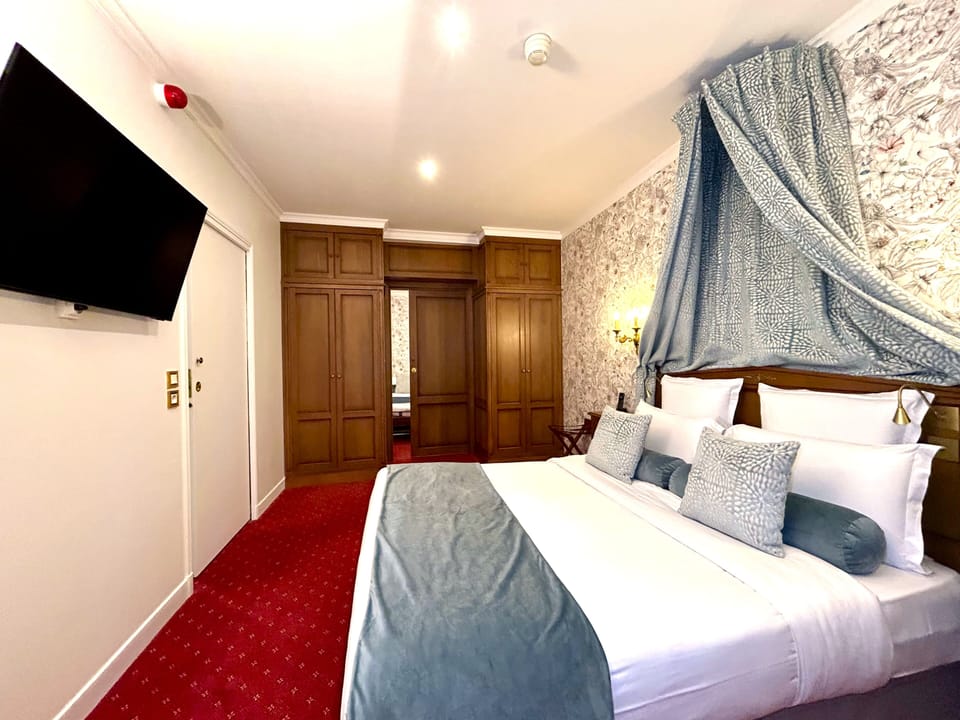 Suite | Hypo-allergenic bedding, minibar, in-room safe, individually furnished