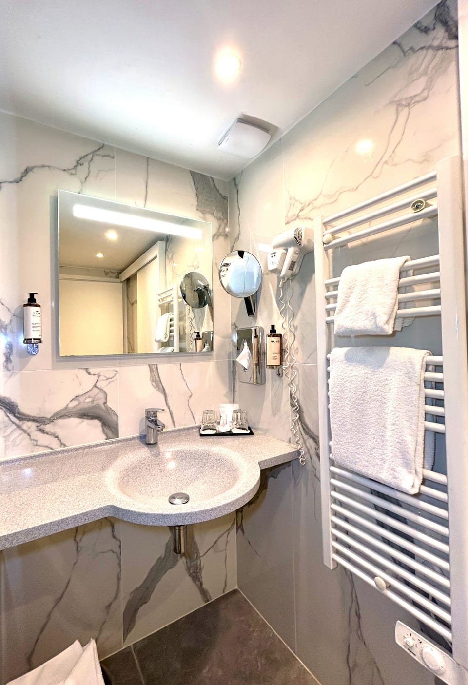 Superior Double or Twin Room | Bathroom | Hair dryer, bathrobes, slippers, towels