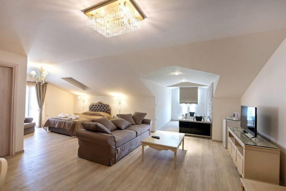 Honeymoon Studio Suite | Living area | Smart TV