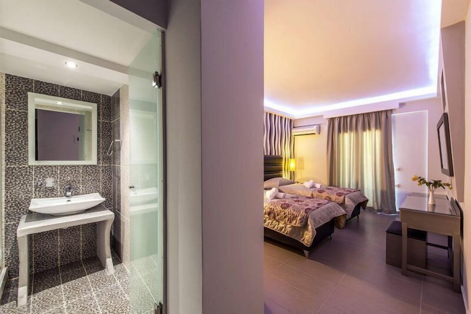 Superior Double or Twin Room | Bathroom | Shower, free toiletries, hair dryer, slippers
