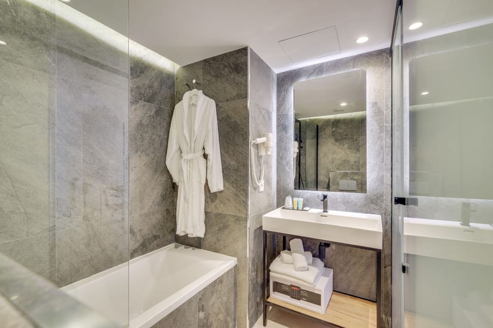 Superior Double Room | Bathroom | Rainfall showerhead, free toiletries, hair dryer, towels