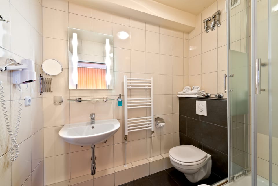 Shower, free toiletries, hair dryer, towels