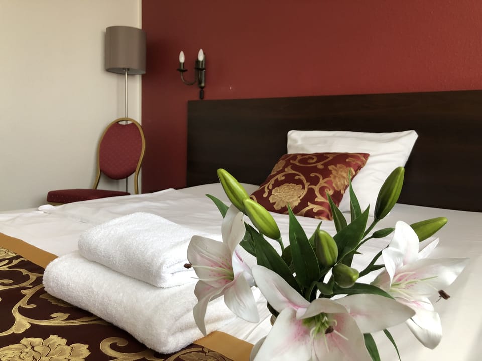 Single Room | Hypo-allergenic bedding, minibar, in-room safe, desk