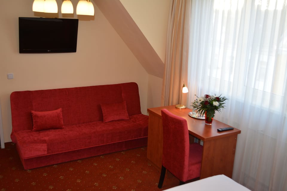 Triple Room | Hypo-allergenic bedding, minibar, in-room safe, desk