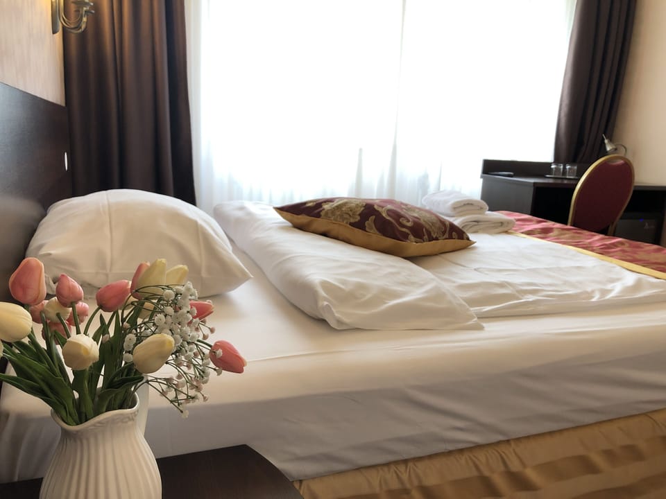 Hypo-allergenic bedding, minibar, in-room safe, desk