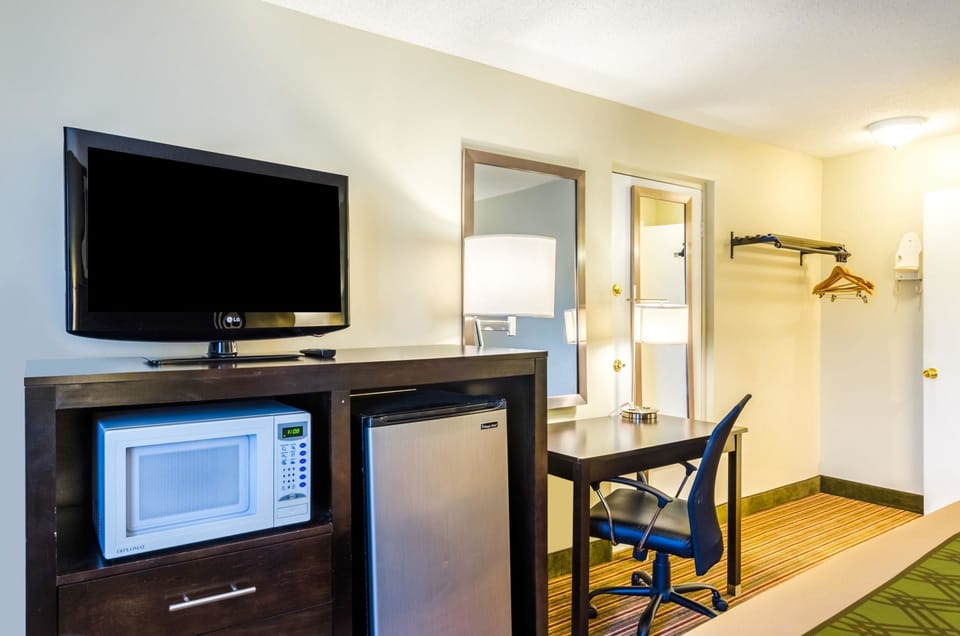 Standard Room, 1 King Bed, Non Smoking | Desk, iron/ironing board, free WiFi, bed sheets