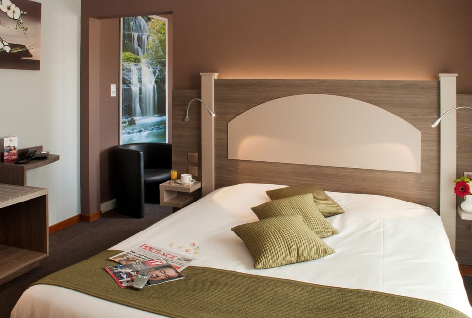 Premium bedding, desk, blackout drapes, soundproofing