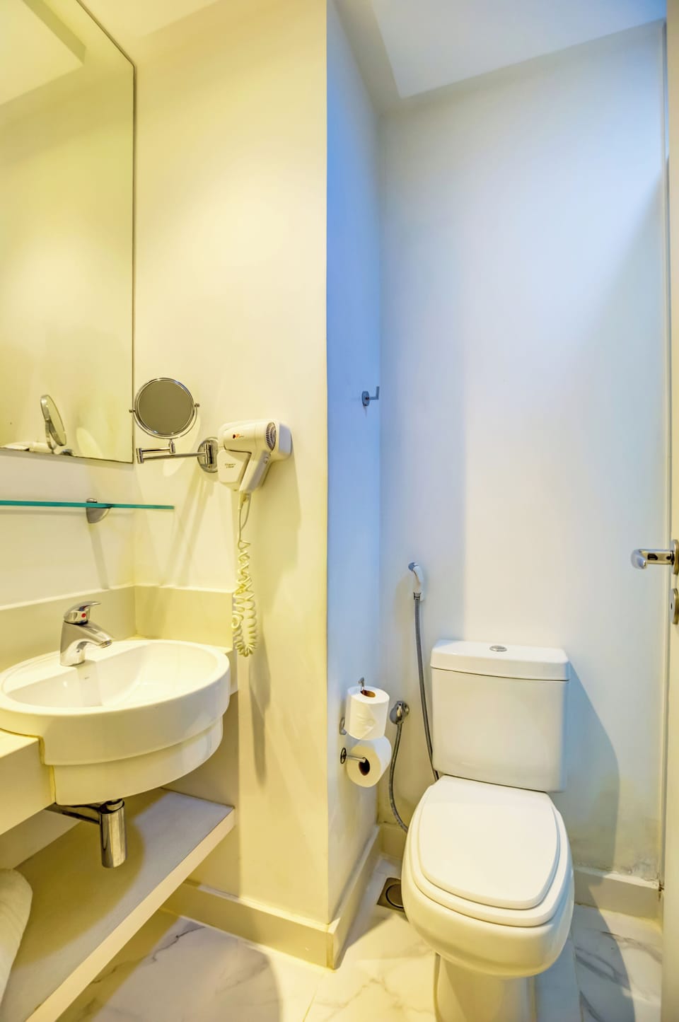 Luxo Twin Room | Bathroom | Shower, free toiletries, hair dryer, towels