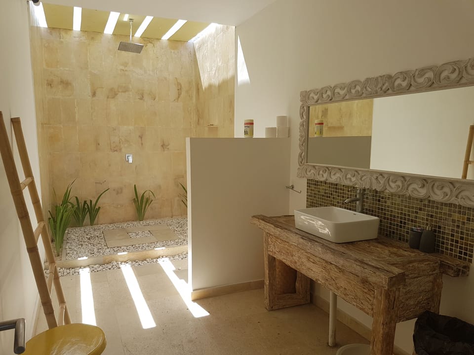 Shower, free toiletries, towels