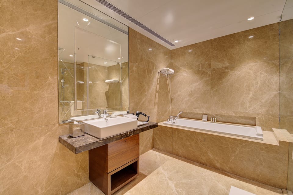 Niranta Suite  | Bathroom | Shower, free toiletries, towels