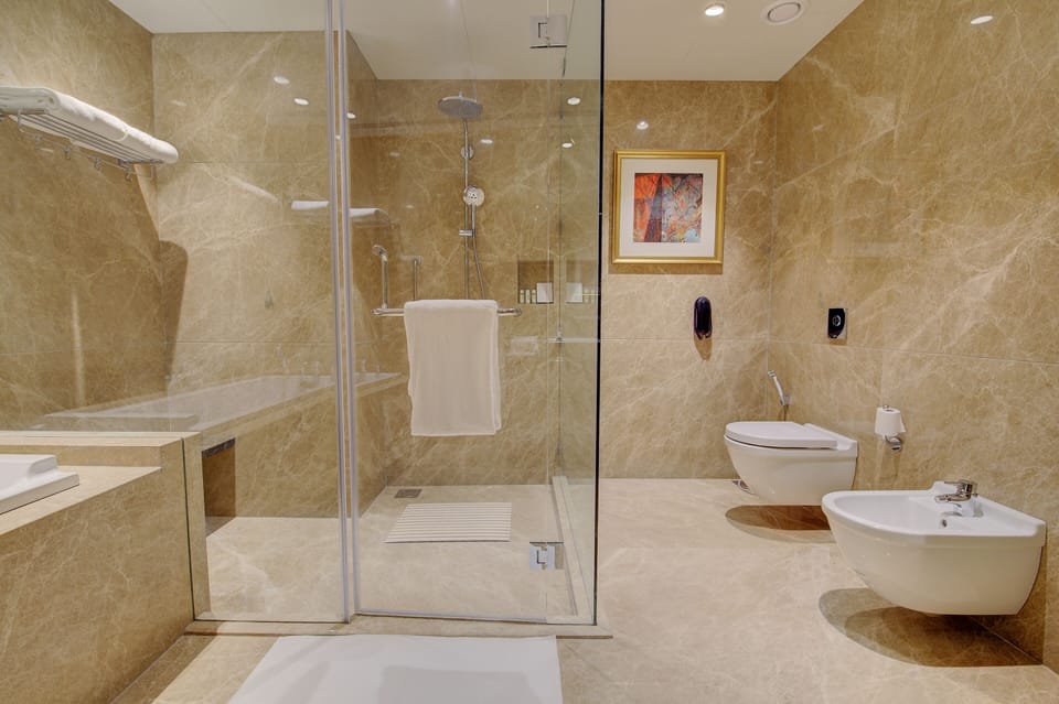 Niranta Suite  | Bathroom | Shower, free toiletries, towels