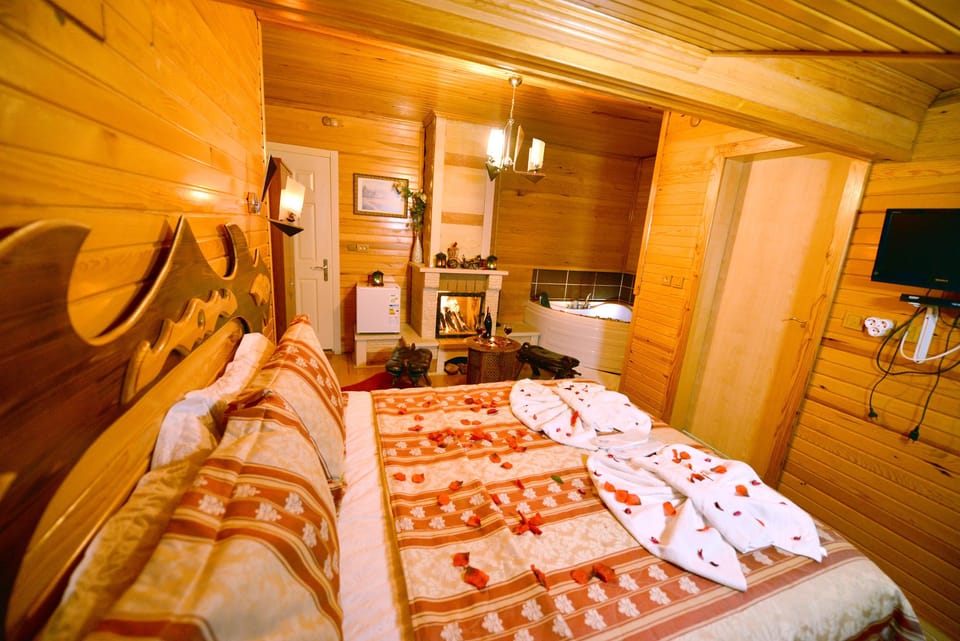 Deluxe Double Room, Fireplace (Jacuzzi) | Premium bedding, soundproofing, iron/ironing board