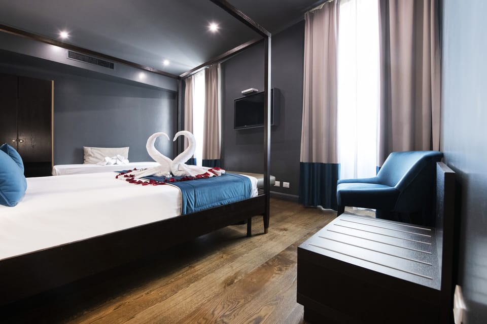Suite | Premium bedding, down comforters, minibar, in-room safe