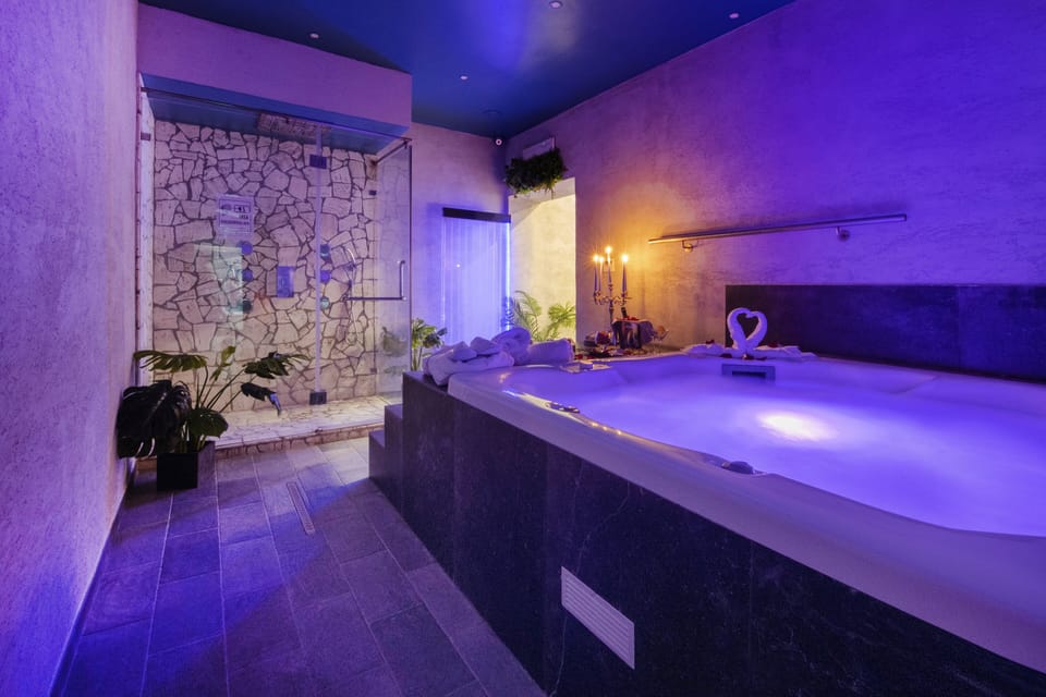 Couples treatment rooms, sauna, hot tub, Thai massages, thalassotherapy