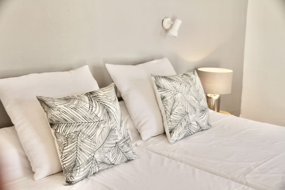 In-room safe, WiFi (free), bed sheets