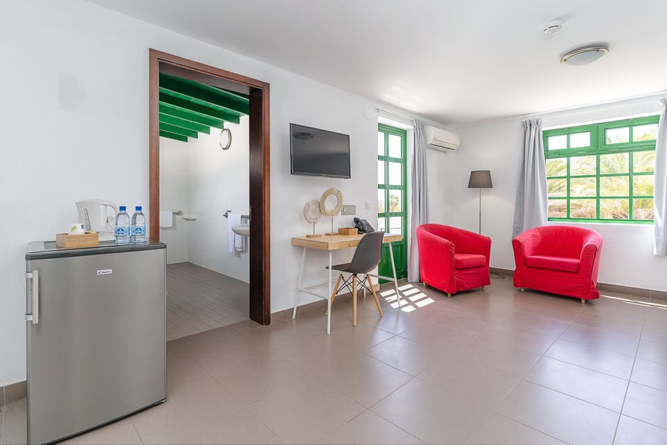 In-room safe, WiFi (free), bed sheets
