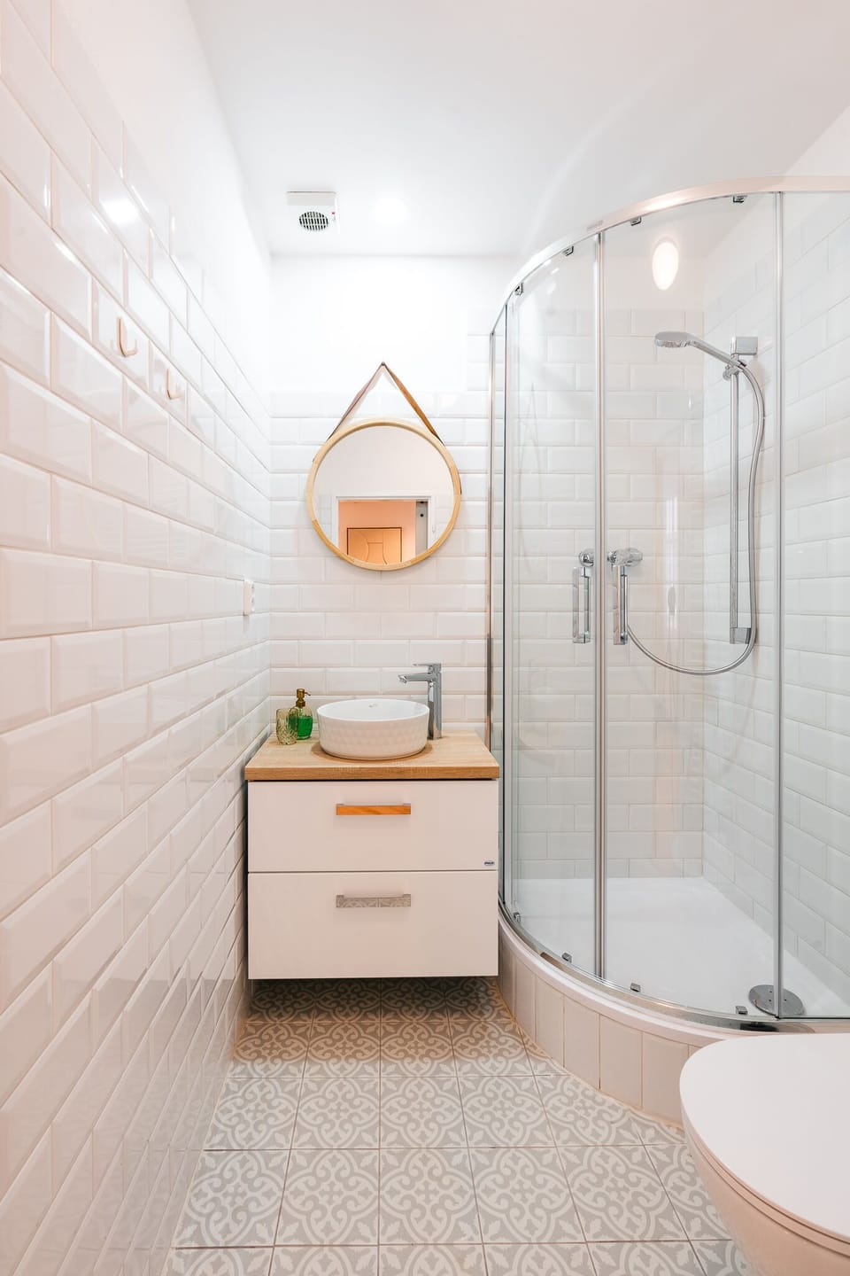 Economy Room, 1 Bedroom, Private Bathroom, Ground Floor | Bathroom | Shower, free toiletries, towels