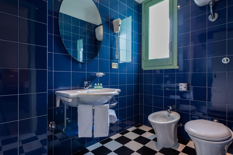 Classic Triple Room | Bathroom | Shower, free toiletries, hair dryer, bidet