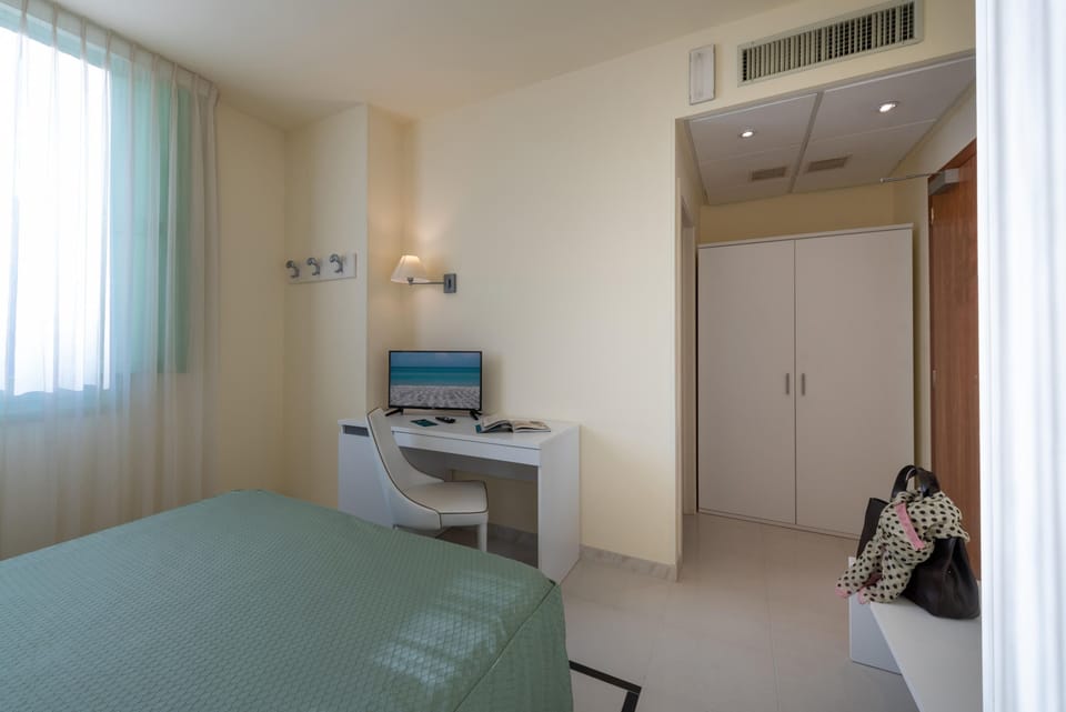Classic Double Room | Minibar, in-room safe, desk, soundproofing