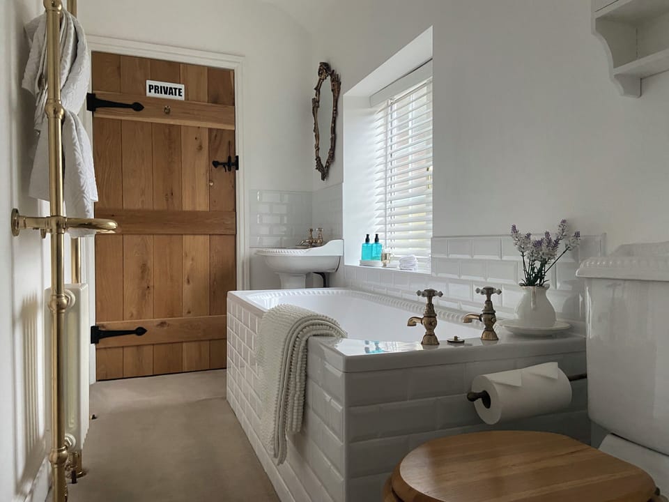 Luxury Double Room (The Farmhouse Room) | Desk, blackout drapes, soundproofing, bed sheets