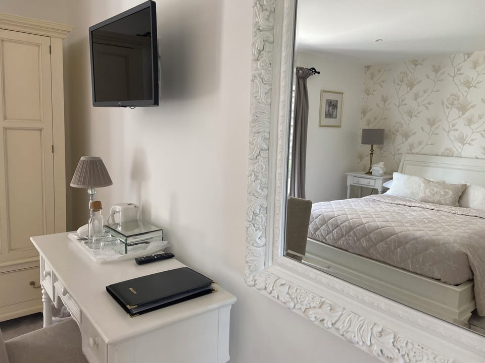 Luxury Double Room, Ground Floor (The Jersey Room) | Desk, blackout drapes, soundproofing, bed sheets