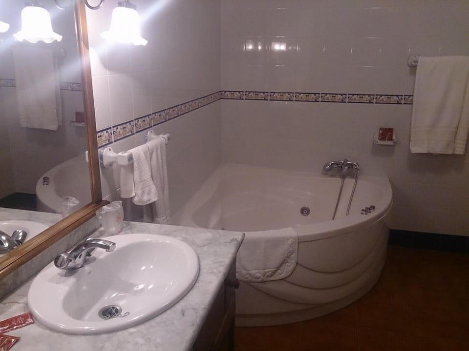 Shower, free toiletries, towels