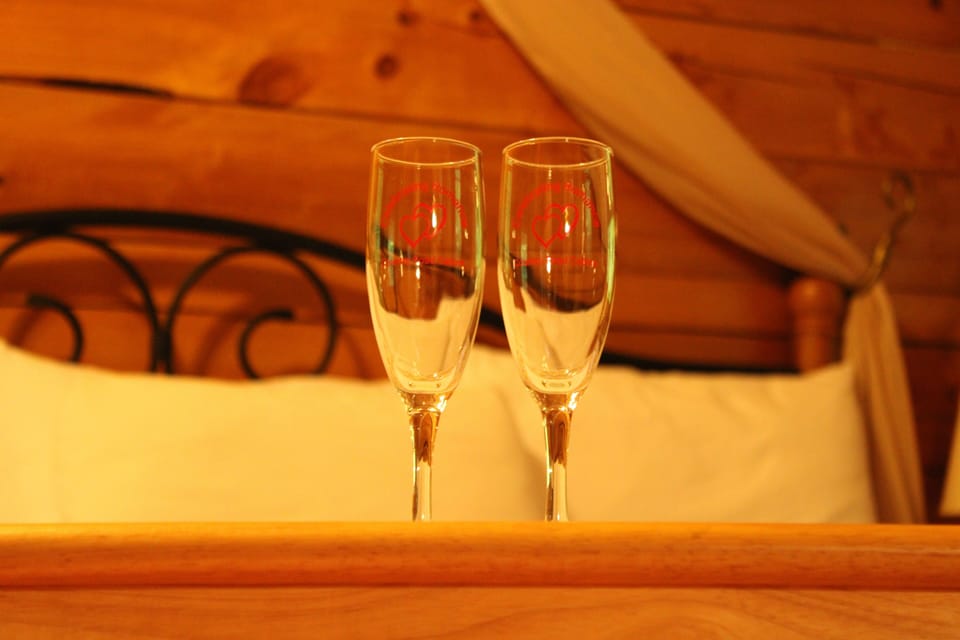 Laurel Cabin, 1 King Bed, Hot Tub | Iron/ironing board, free WiFi, bed sheets