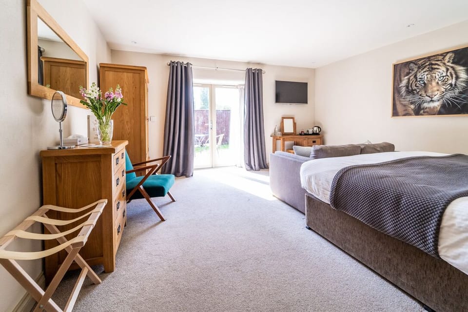 Deluxe Suite, Accessible, Garden View | 1 bedroom, soundproofing