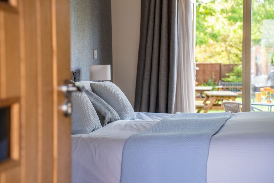 Deluxe Double or Twin Room, Accessible, Ensuite (Super-king Bed) | 1 bedroom, soundproofing