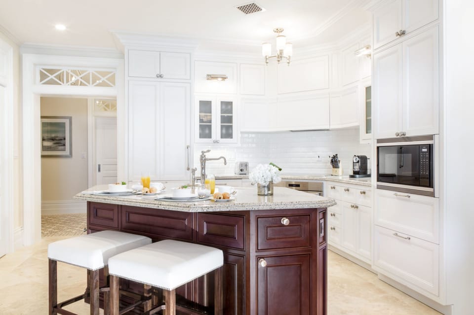 Coffee/tea maker, fridge, stovetop