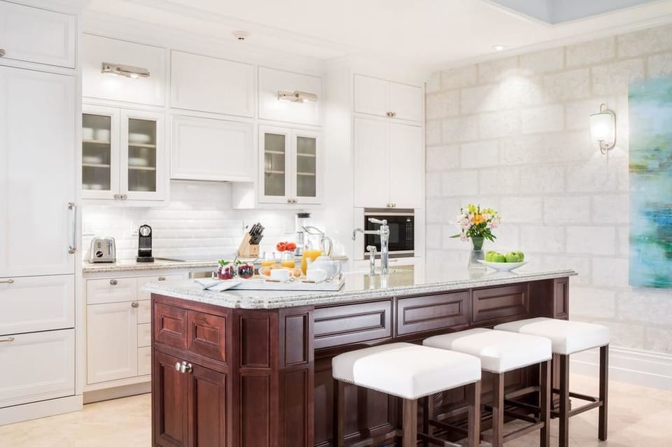 Coffee/tea maker, fridge, stovetop