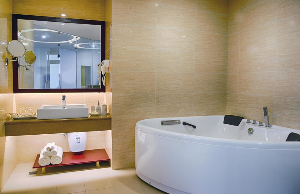 Honeymoon Suite, 1 Bedroom, Sea View | Jetted tub