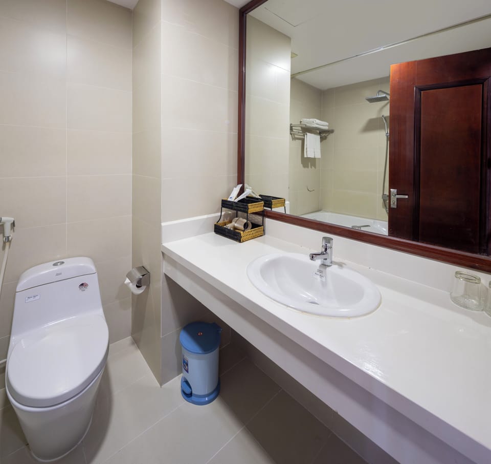 Rainfall showerhead, free toiletries, hair dryer, slippers
