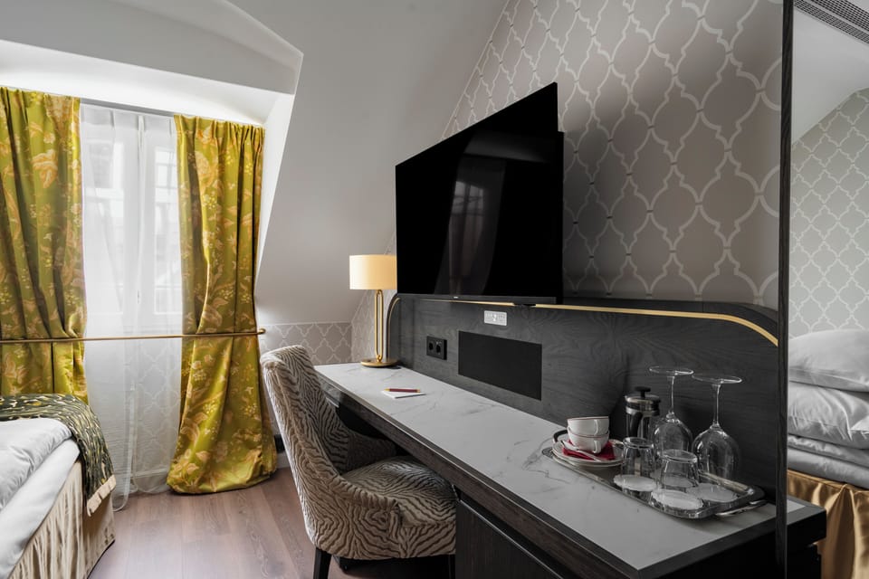 Standard Room, 1 Queen Bed, Non Smoking | Down comforters, minibar, in-room safe, individually decorated