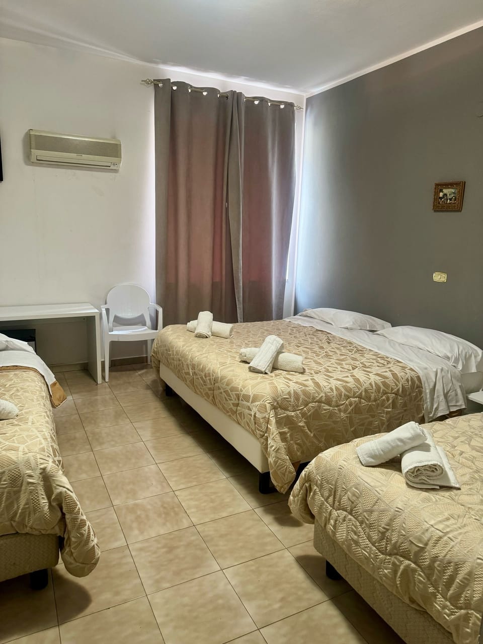 Quadruple Room | Desk, blackout drapes, bed sheets