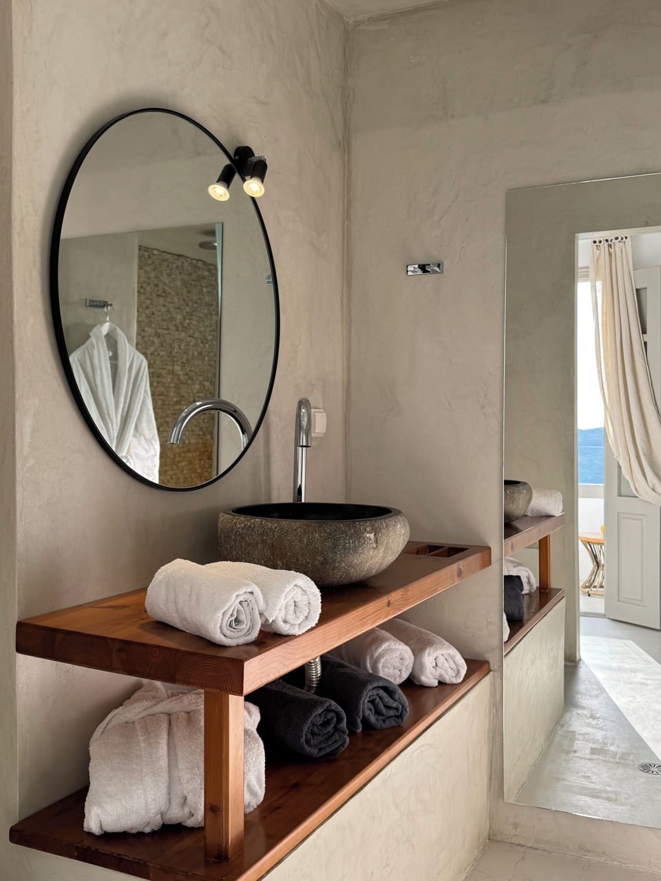 Suite | Bathroom | Shower, free toiletries, hair dryer, slippers