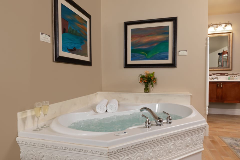 Standard Room, 1 King Bed, Non Smoking, Jetted Tub | Egyptian cotton sheets, premium bedding, iron/ironing board, free WiFi