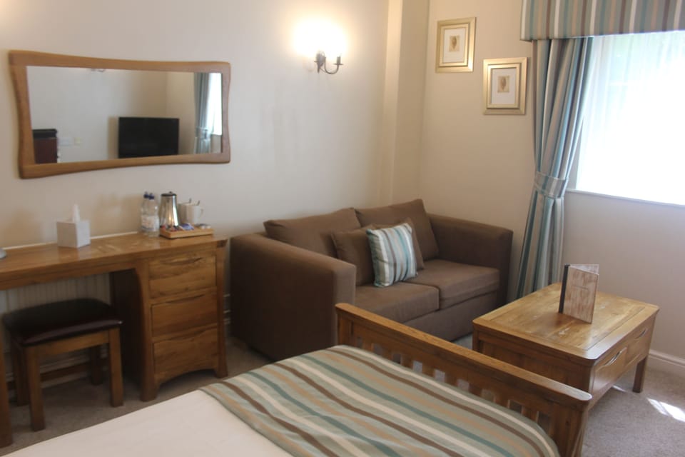 Superior Twin Room | Desk, iron/ironing board, free cribs/infant beds, rollaway beds