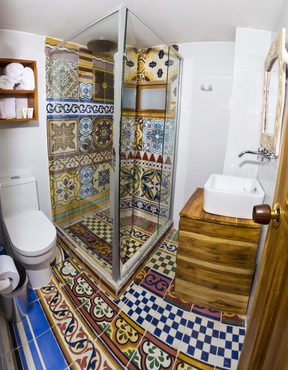 Habitacion Deluxe con vista | Bathroom | Shower, free toiletries, hair dryer