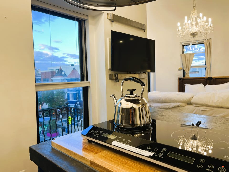 Deluxe Studio, Multiple Beds, Kitchen | Private kitchen | Shared fridge, microwave
