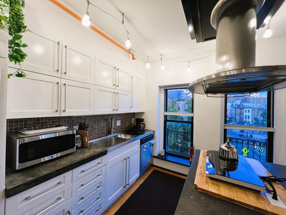 Deluxe Studio, Multiple Beds, Kitchen | Private kitchen | Shared fridge, microwave