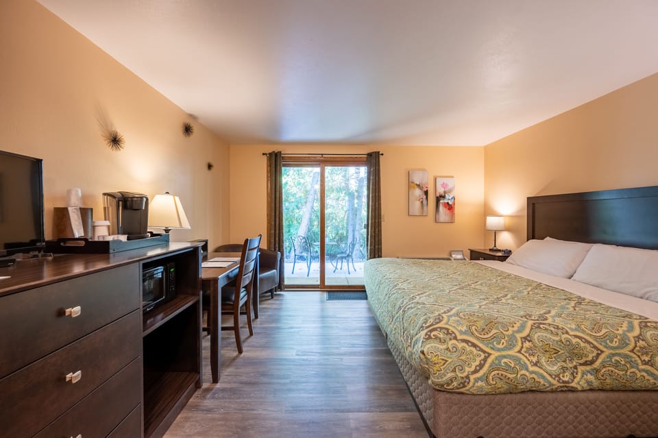 Room, 1 King Bed (Back) | Room amenity
