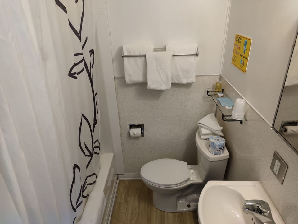 Basic Room, 1 Queen Bed | Bathroom | Shower, free toiletries, towels