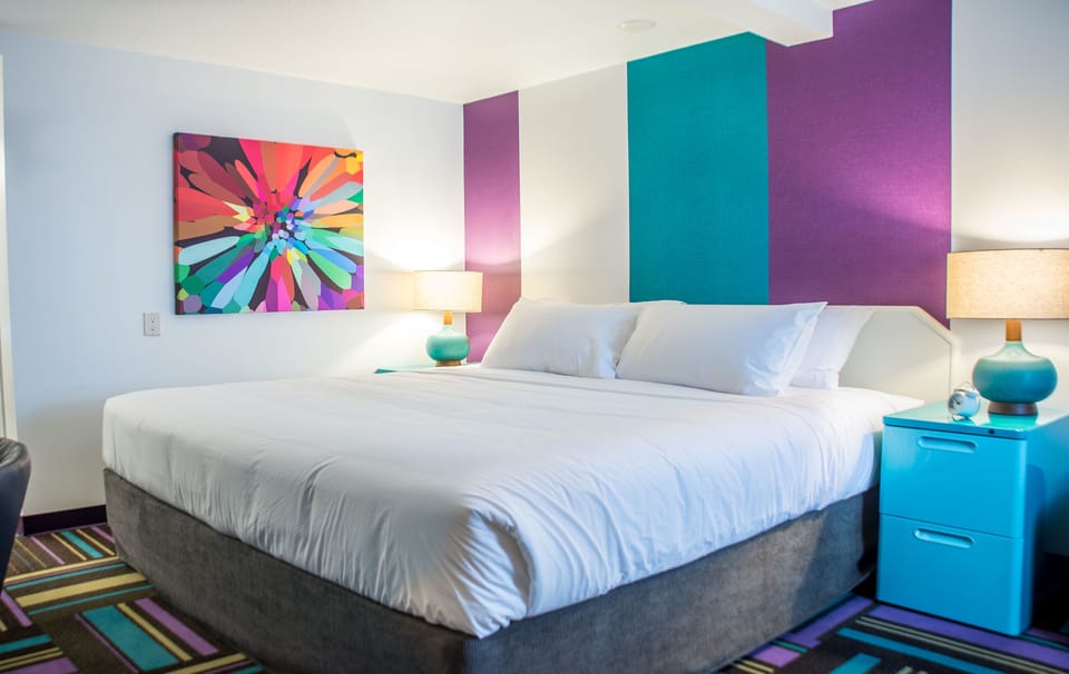 Zed King Bed | Premium bedding, desk, blackout drapes, WiFi (free)