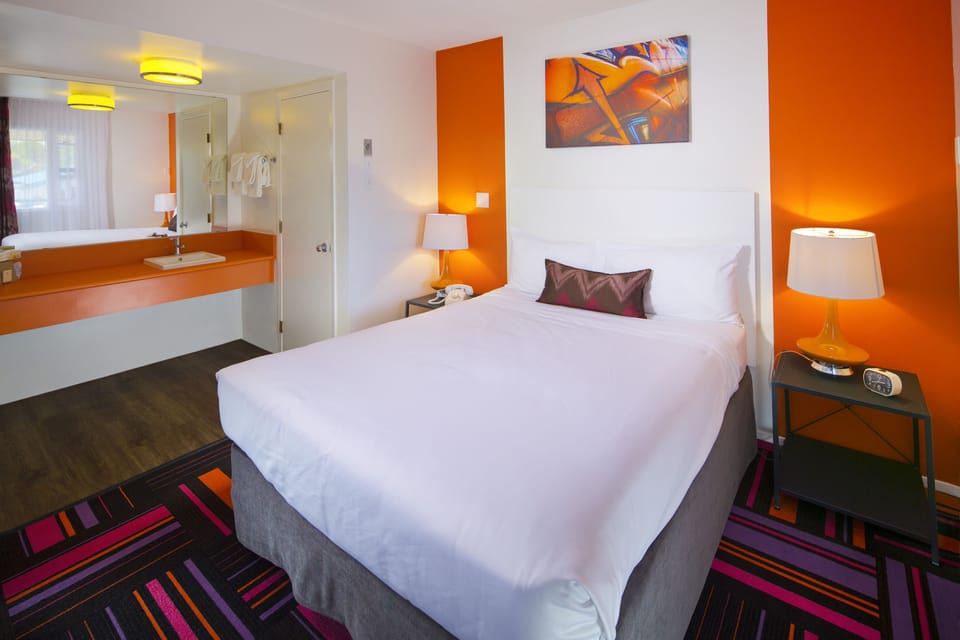 Rebel Room | Premium bedding, desk, blackout drapes, WiFi (free)