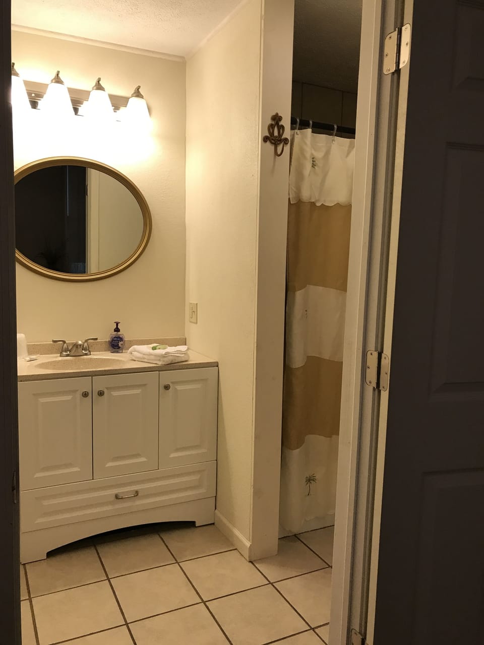Room ( Room #15, King Bed) | Bathroom | Combined shower/tub, towels