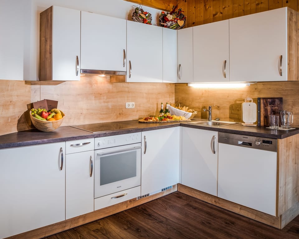 Apartment (Almausch) | Private kitchen | Coffee/tea maker, full-size fridge, microwave, oven