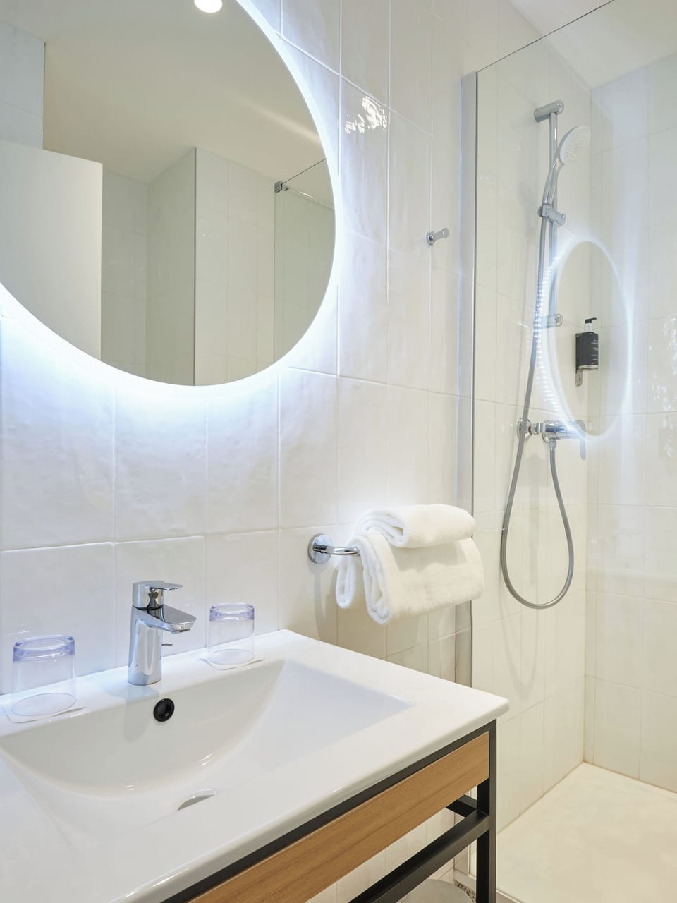 Twin Room | Bathroom | Shower, free toiletries, hair dryer, towels