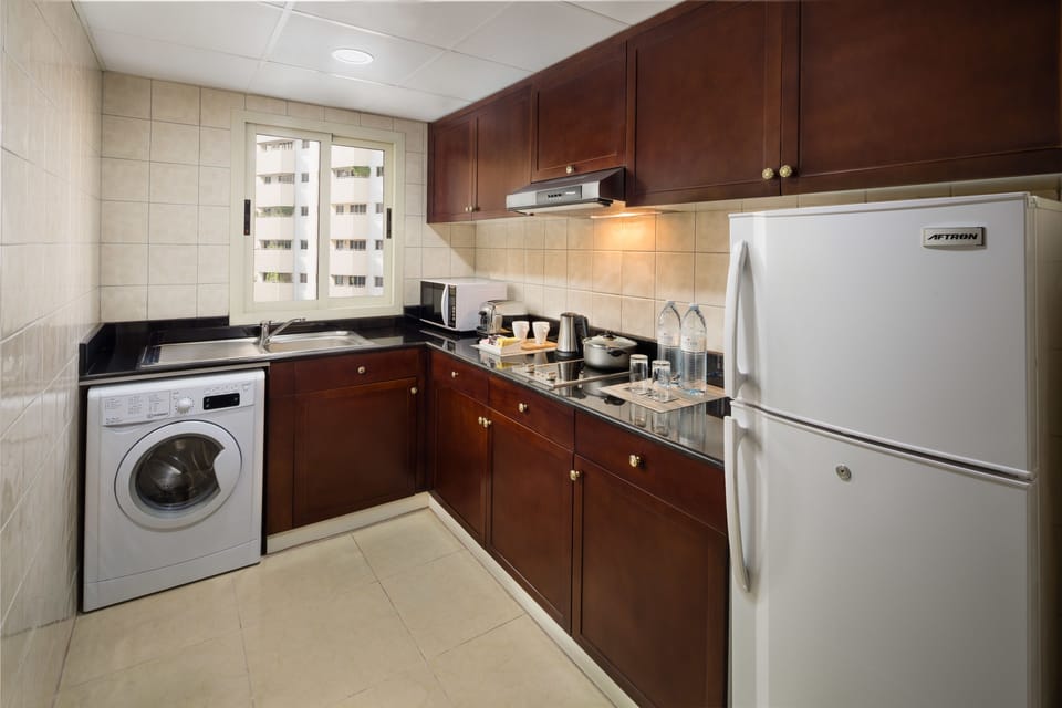 Full-size fridge, microwave, stovetop, coffee/tea maker