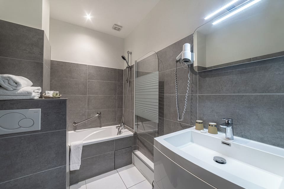 Double Room, Sea View | Bathroom | Shower, hair dryer, towels